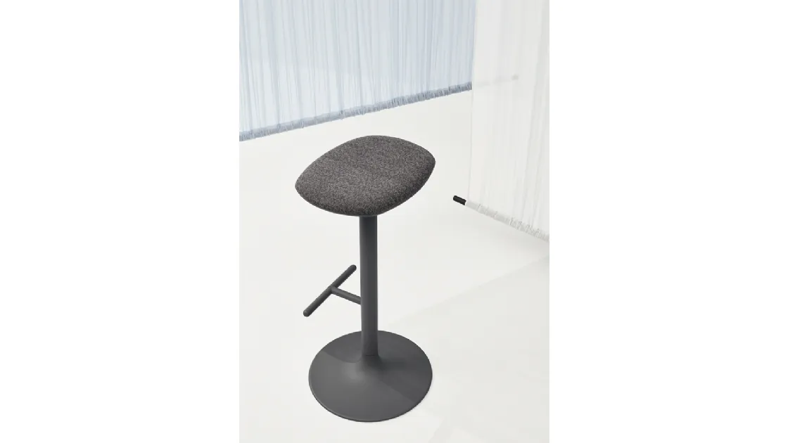 Sgabello Flink Kitchen Stool con seduta in tessuto imbottito e base in acciaio di Infiniti